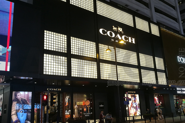 Coach 蔻驰集团四季度盈利超预期 朝着60亿美元集团进发