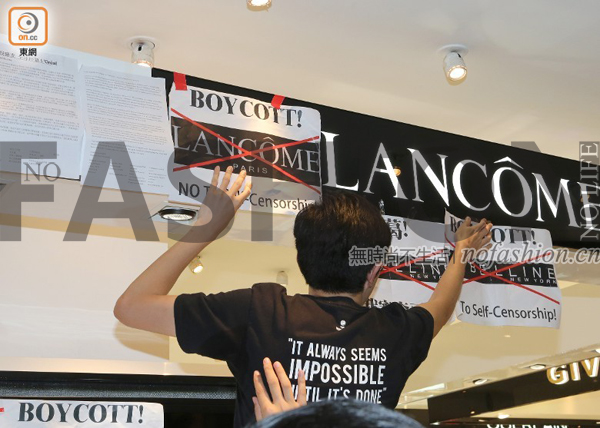 Lancôme 兰蔻专柜被香港示威者贴上抗议标语(图片来自：东网/陳嘉順攝)
