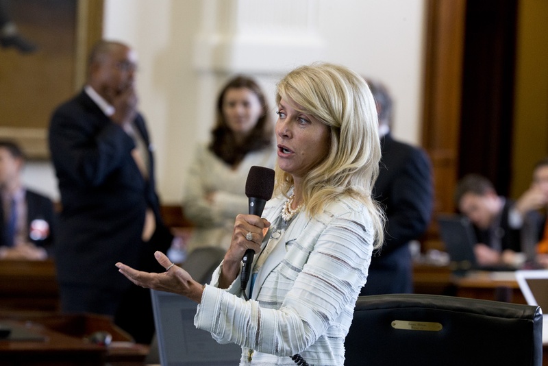 德州女议员 Wendy Davis 拉布策略阻止反堕胎议案 脚穿Mizuno美津浓跑鞋走红