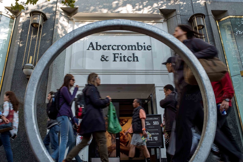 Abercrombie & Fitch上调假日季销售预期 高龄主席Arthur Martinez卸任