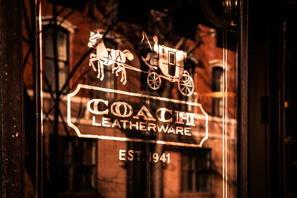 Coach北美疲软关70店 股价大跌10%