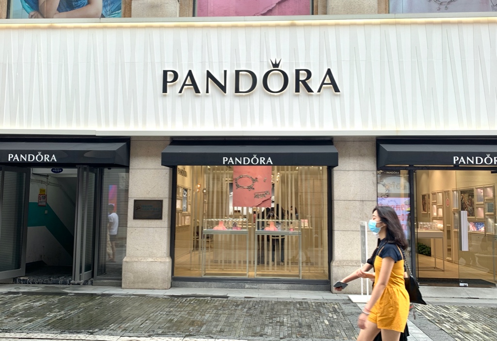 线上销售攀升89% Pandora潘多拉再上调全年展望 今年股价接近翻倍
