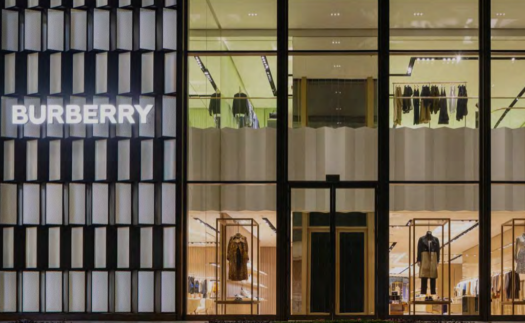 Burberry博柏利上季同店销售暴跌27% 香港全年亏损5000万英镑 中国恢复双位数增长