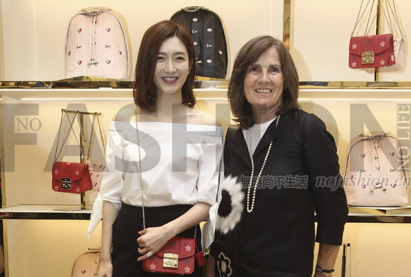 Furla SpA 芙拉主席Giovanna Furlanetto（右）和演员江疏影出席Furla上海南京路旗舰店开业（图片由Furla提供）（无时尚中文网 www.nofashion.cn）