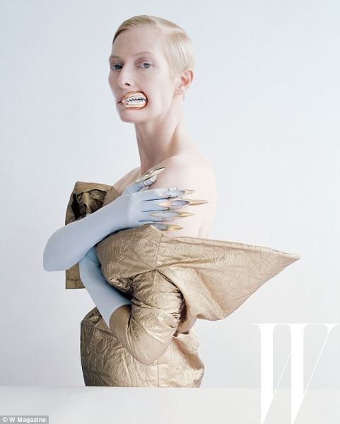 Tilda Swinton 的W杂志超现实时装大片